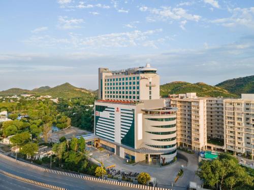 納杜瓦拉的住宿－Radisson Hotel Nathdwara，享有建筑的空中景观,以群山为背景
