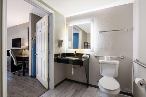 Kuchyň nebo kuchyňský kout v ubytování SureStay Hotel by Best Western Spring North Houston