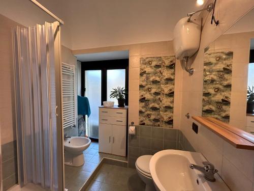 een badkamer met een wastafel, een toilet en een wastafel bij Casa Gian in Benevento