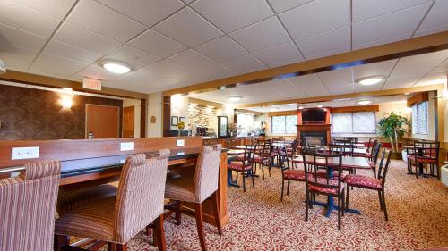 a restaurant with tables and chairs and a bar at Best Western The Inn at Sharon - Foxboro in Sharon