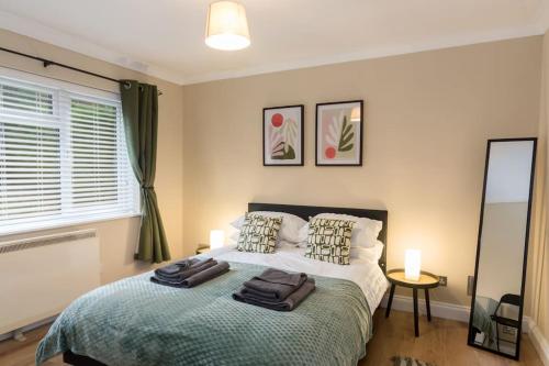 Un dormitorio con una cama con dos bolsas. en Elegant three bed bungalow en Lincolnshire