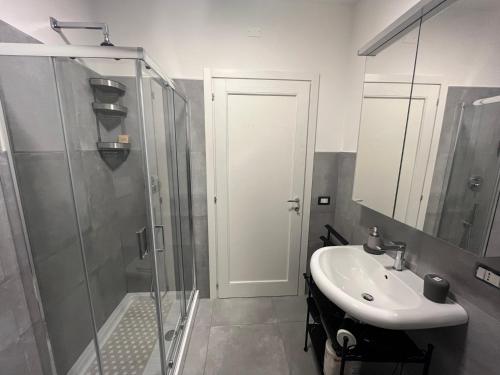 uma casa de banho com uma cabina de duche em vidro e um lavatório. em Casa Vacanze Alle Campore em Terni