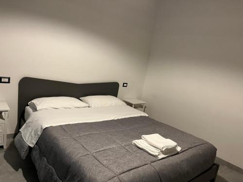 sypialnia z łóżkiem z dwoma ręcznikami w obiekcie Casa Vacanze Alle Campore w mieście Terni