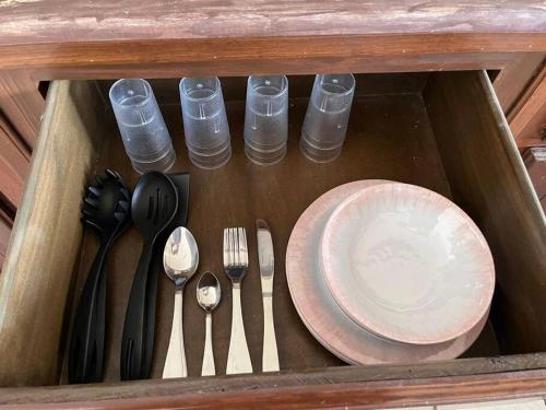 a wooden box with a plate and utensils at Flores Condominios Depa Lili in Álamos