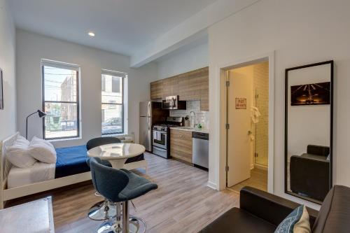 a living room with a bed and a kitchen at Ground Floor Studios in Chicago by 747 Lofts in Chicago