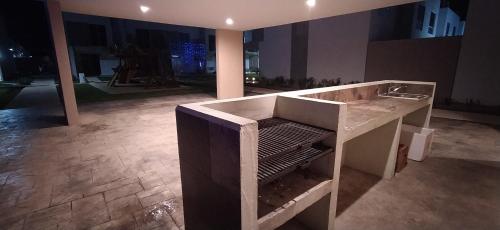 um balcão de cimento com um lavatório num quarto em La Ceiba em Playa del Carmen