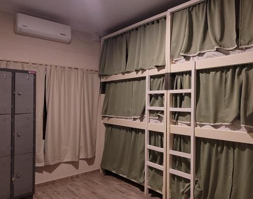 um quarto com beliches e cortinas em Privilegio Hostel em São Rafael