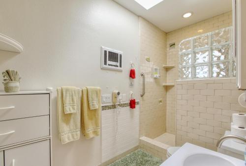 een badkamer met een douche en een wastafel bij 1460 Strand Way in Oceano