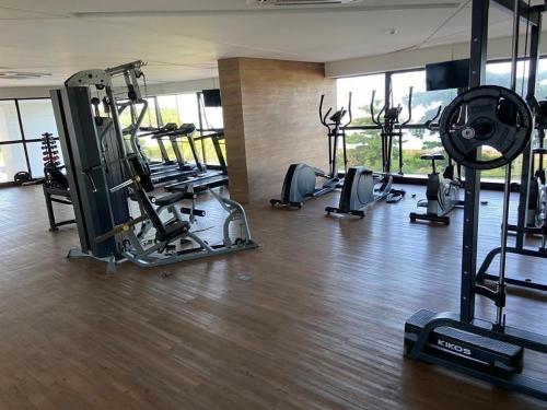 un gimnasio con varias máquinas de correr en una habitación en Ezza in Barra - Beach Flat, en Recife