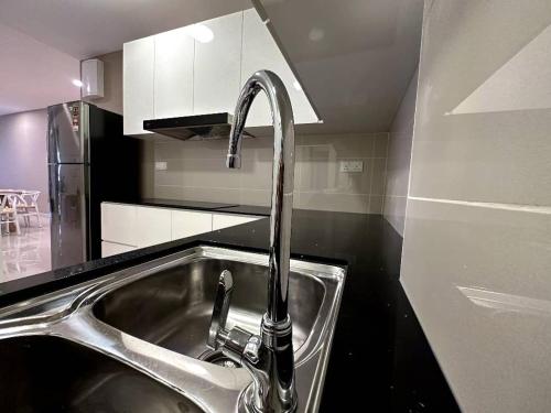 A kitchen or kitchenette at The Apple PREMIER CONDO three bedroom in MELAKA