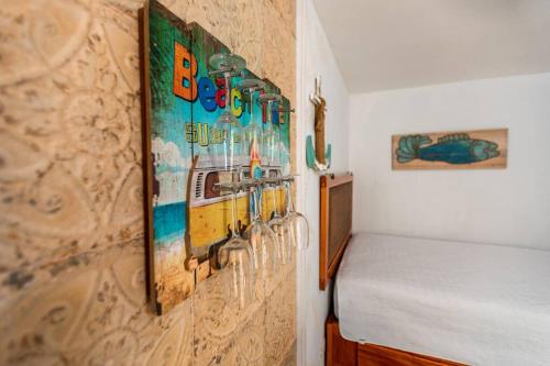 ein Schlafzimmer mit einem Bett und einem Wandgemälde in der Unterkunft Amazing Apartments Juan Dolio, El Bonito II - 2A in Juan Dolio