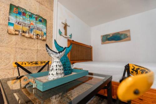 una mesa de cristal con una estatua de un pájaro en ella en Amazing Apartments Juan Dolio, El Bonito II - 2A, en Juan Dolio