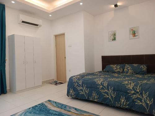 une chambre avec un lit et une commode dans l'établissement IN HOMESTAY CORNER BATU PAHAT, à Batu Pahat