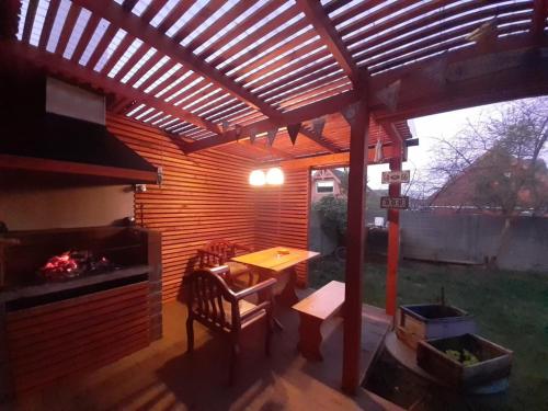 En terrasse eller udendørsområde på Cómoda casa familiar en Barrio el Bosque, Valdivia