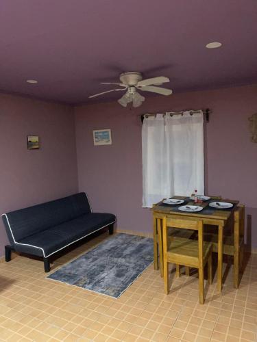 una sala de estar con un sofá y una mesa en Mr, Crab Apartment, en Six Huts