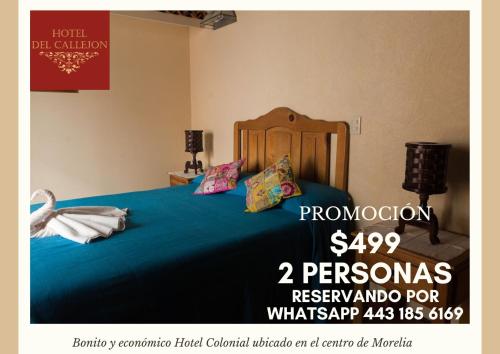 Cartel de un dormitorio con cama con sábanas azules en Hotel Morelia Callejón en Morelia
