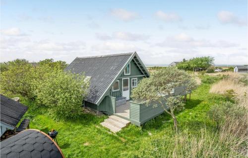 eine Draufsicht auf ein Gewächshaus auf einer Wiese in der Unterkunft Amazing Home In Sjællands Odde in Yderby