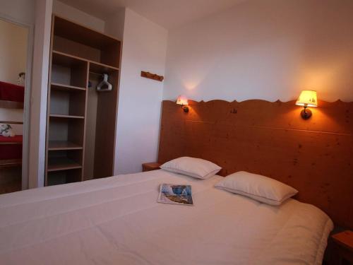 Appartement Puy-Saint-Vincent, 2 pièces, 6 personnes - FR-1-330G-96にあるベッド