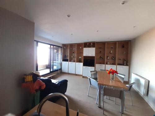 Photo de la galerie de l'établissement T3 centre Arcachon avec parking, vue bassin, proches commerces - FR-1-319-449, à Arcachon