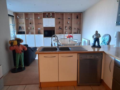 Photo de la galerie de l'établissement T3 centre Arcachon avec parking, vue bassin, proches commerces - FR-1-319-449, à Arcachon