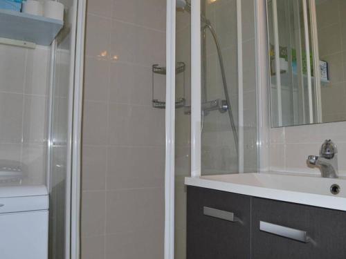 une salle de bain avec douche et lavabo dans l'établissement Studio Cabine Mezzanine à Saint Pierre la Mer - 4 Couchages, Piscine, Terrasse, Parking Privé - FR-1-229D-313, à Saint Pierre La Mer