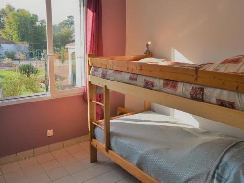deux lits superposés dans une chambre avec fenêtre dans l'établissement Maison proche forêt, plage et commerces - 2 ch, terrasse, jardin clos, parking privé, animaux acceptés - FR-1-22-231, à La Tranche-sur-Mer