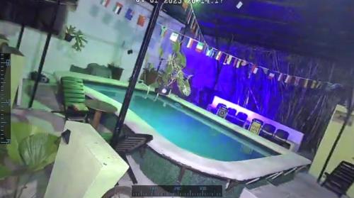 una piscina en una habitación con mesa y sillas en La casa de la 12 en Campeche