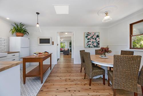 a kitchen and dining room with a table and chairs at Maleny Town Stay in Maleny