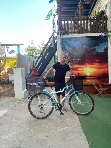 un hombre está de pie junto a una bicicleta en La casa de la 12 en Campeche
