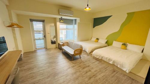 sala de estar con 2 camas y sofá en 古栗Chestnut Guest House-可包棟民宿, en Taitung