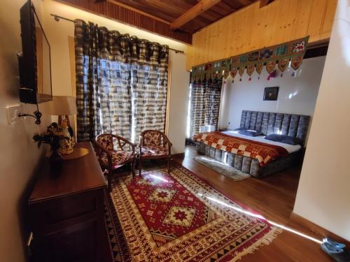 um quarto com uma cama, uma mesa e cadeiras em Vacay Datcha em Kūd