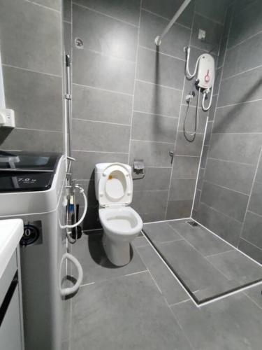 un piccolo bagno con wc e doccia di Breeze Cottage@Empire Damansara a Petaling Jaya