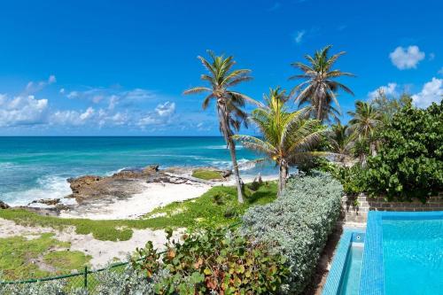 un complejo con piscina y playa en Emily House Blue Sky Luxury, en Christ Church