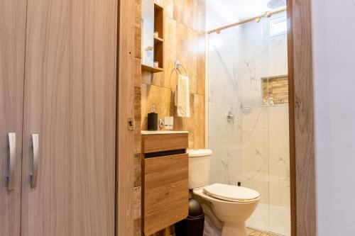 y baño con aseo y ducha. en Confort+Relax= Romántico ApartaEstudio + Piscina + Parqueadero, en Santa Marta