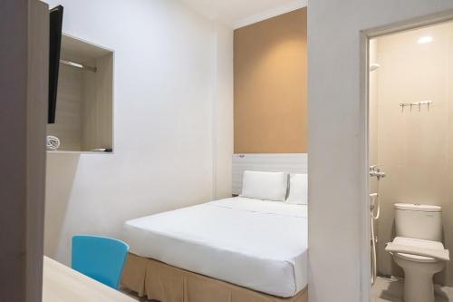 Postel nebo postele na pokoji v ubytování Twospaces Living at Kertajaya Residence