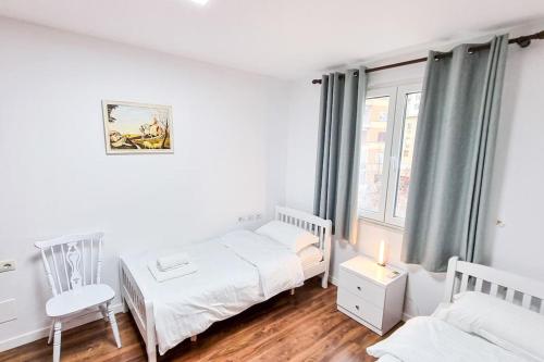 - une chambre avec 2 lits et une fenêtre dans l'établissement City Center 2BR Apartment, à Tirana