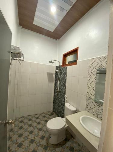 a bathroom with a toilet and a sink at Tama View in Tuk Tuk