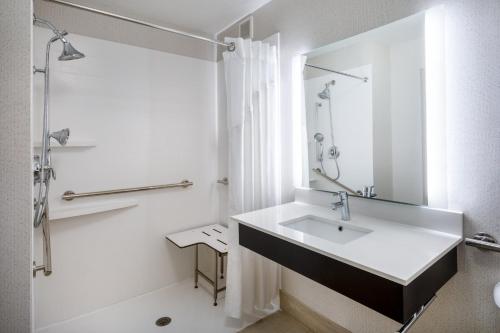 y baño blanco con lavabo y ducha. en Holiday Inn Express Corydon, an IHG Hotel, en Corydon