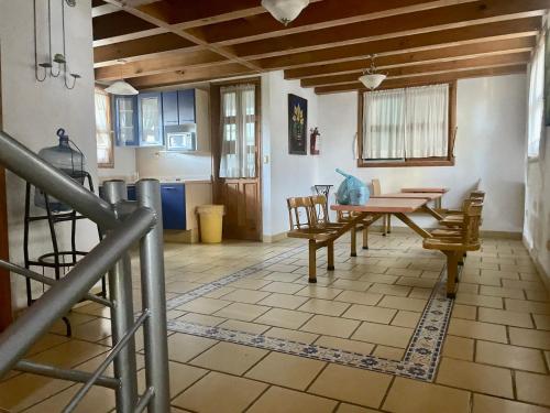 a kitchen and dining room with a table and chairs at Cabañas el Chalet in Morelia