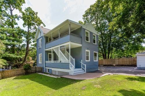 una casa azul con porche y patio en 2 Bedroom Apartment Near Bristol Center, en Bristol