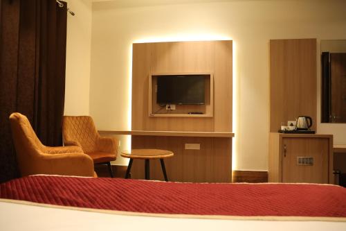 Hotel Crown Savoy, Near Railway Station & GURU NANAK DEV UNIVERSITYにあるテレビまたはエンターテインメントセンター