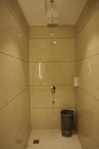 Hotel Crown Savoy, Near Railway Station & GURU NANAK DEV UNIVERSITYにあるバスルーム