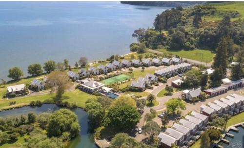 uma vista aérea de um resort com um lago em Kuituna on the Canal Villa, 3 bedrooms em Rotorua