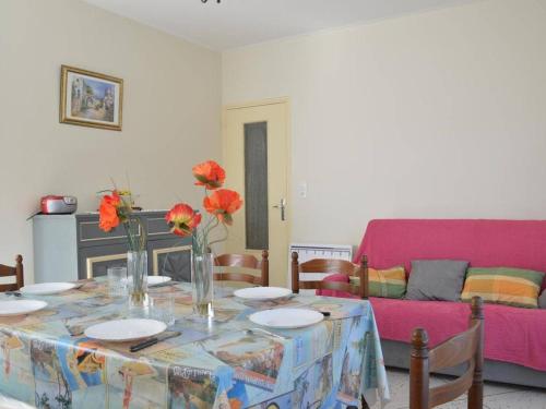 - un salon avec une table et un canapé rose dans l'établissement Villa 5 pièces avec annexe, proche plage et commerces, terrasse et parking, SAINT PIERRE LA MER - FR-1-229D-209, à Saint Pierre La Mer