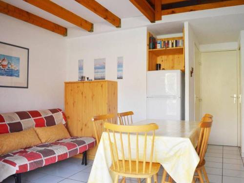 Photo de la galerie de l'établissement Maison de vacances avec terrasse - 350m plage, 6 couchages, Narbonne Plage - FR-1-229B-136, à Narbonne