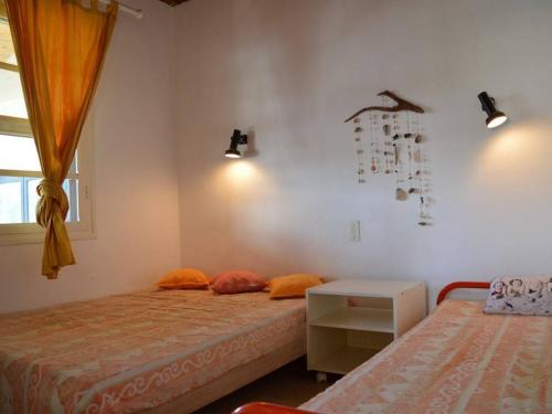 une chambre avec deux lits jumeaux et une fenêtre dans l'établissement Maison avec Jardin, 5 couchages, St Pierre la Mer - Lave-vaisselle, Lave-linge, Animaux acceptés - FR-1-229D-211, à Saint Pierre La Mer