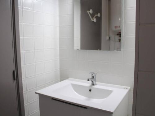 een badkamer met een witte wastafel en een spiegel bij Appartement Port-la-Nouvelle, 2 pièces, 4 personnes - FR-1-229C-26 in Port-la-Nouvelle
