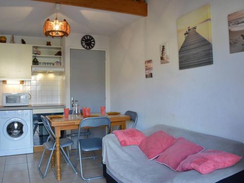 Il comprend un salon avec une table et une cuisine avec un canapé. dans l'établissement Pavillon familial 6 pers à 200m de la plage avec terrasse, barbecue et parking. - FR-1-229D-227, à Saint Pierre La Mer