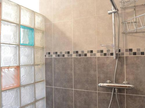 La salle de bains est pourvue d'une douche avec une porte en verre. dans l'établissement Maison Fleury-Saint-Pierre-la-Mer, 5 pièces, 8 personnes - FR-1-229D-240, à Saint Pierre La Mer