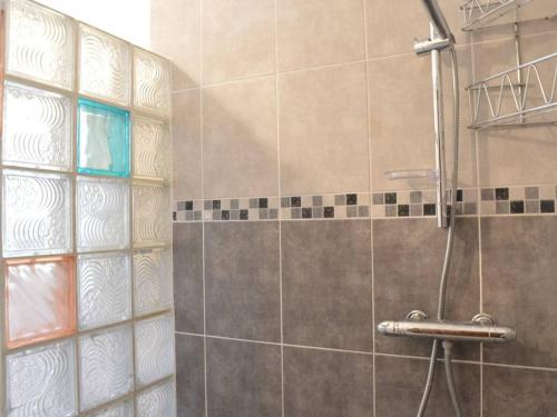 une salle de bain avec une douche avec une porte vitrée dans l'établissement Maison 5 pièces, 8 couchages, terrasse, proche plage et commerces - Saint Pierre La Mer - FR-1-229D-240, à Saint Pierre La Mer